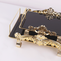 BANDEJA EN METAL DORADO Y BASE NEGRA ESPEJADO CON DETALLE ESTILO REALESA - Imagen 4