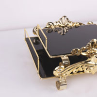 BANDEJA EN METAL DORADO Y BASE NEGRA ESPEJADO CON DETALLE ESTILO REALESA - Imagen 3